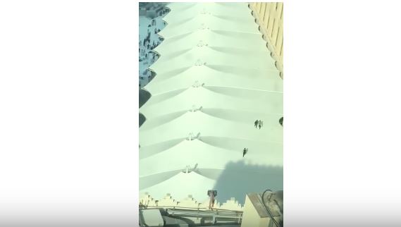 فيديو.. أطفال يلهون أعلى سطح خيام بالقرب من الحرم المكي