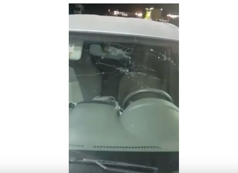 فيديو وصور.. مواطن يوثق رشق مركبته بالحجارة على طريق الرين من قُطّاع الطرق