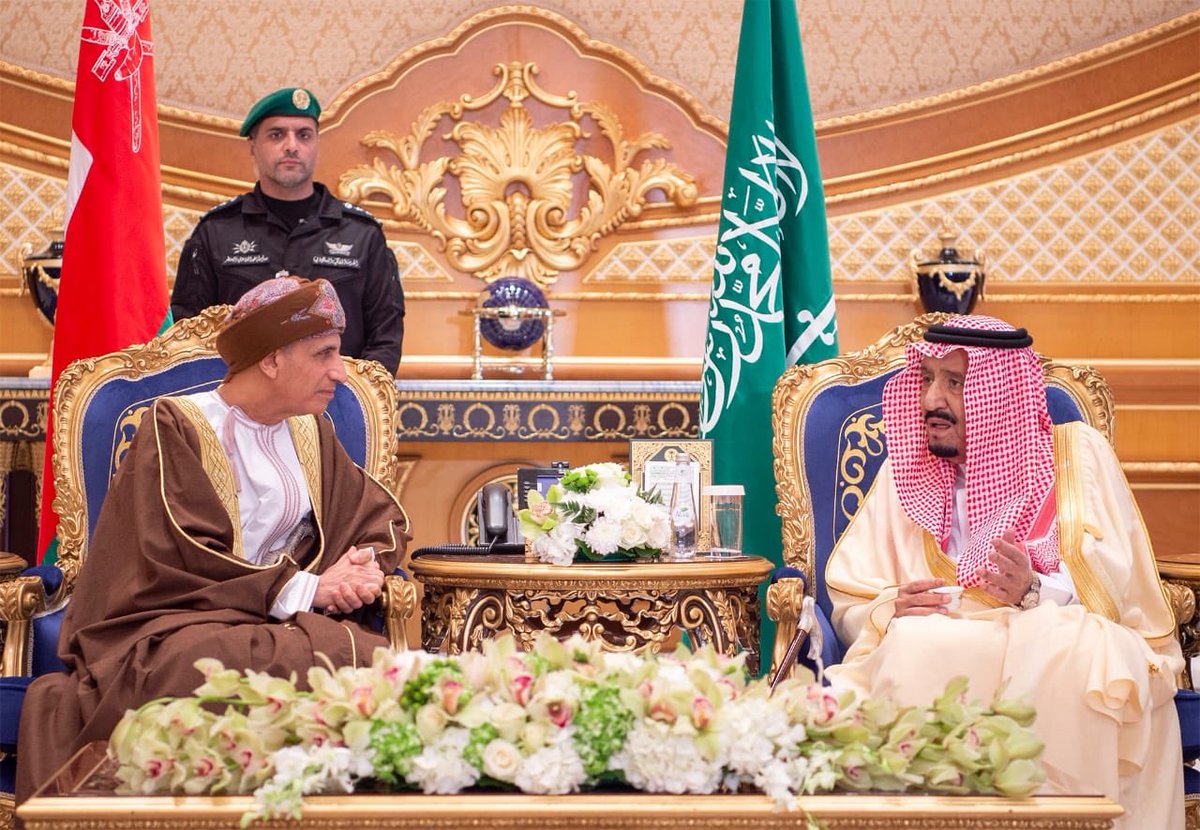 لقطات من استقبال الملك سلمان لنائب رئيس الوزراء العماني