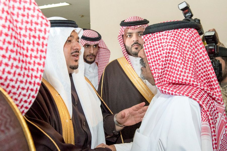 صور.. نائب أمير الرياض ينقل تعازي القيادة لذوي الشهيد العتيبي