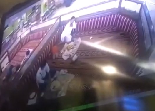 فيديو.. ممرض سعودي ینقذ حیاة مواطن في مطعم