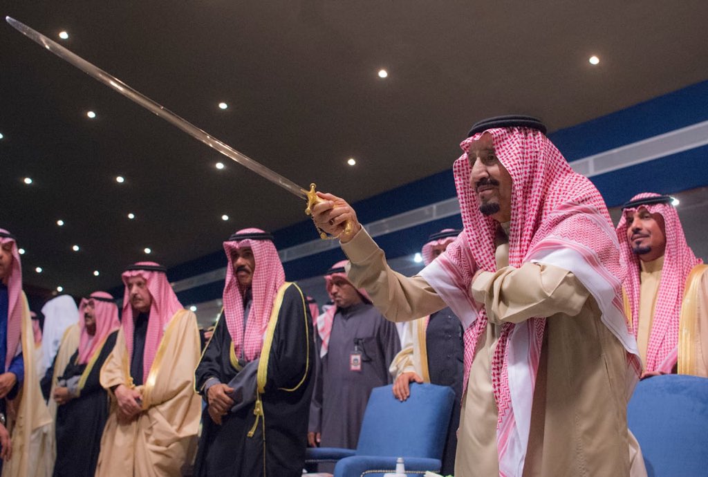 شاهد بالصور.. الملك سلمان يتفاعل مع العرضة بافتتاح مهرجان #الجنادرية_33