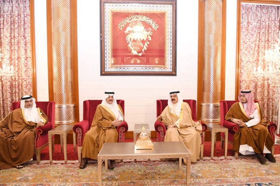 أمير الشرقية ينقل تعازي القيادة لملك البحرين في وفاة الشيخة نورة آل خليفة