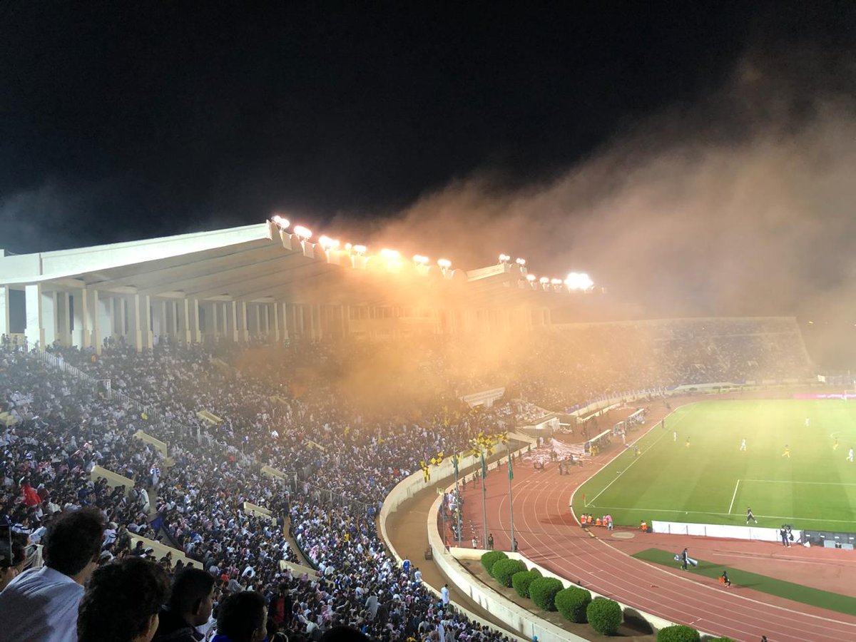 فيديو .. اقتحام جماهيري لـ ملعب مباراة #الهلال_أحد