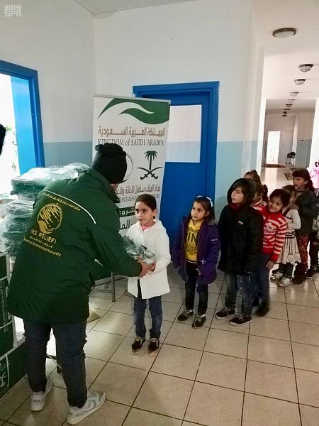 صور.. إغاثي الملك سلمان يوزع 1,871 حقيبة مدرسية على الطلاب السوريين - المواطن