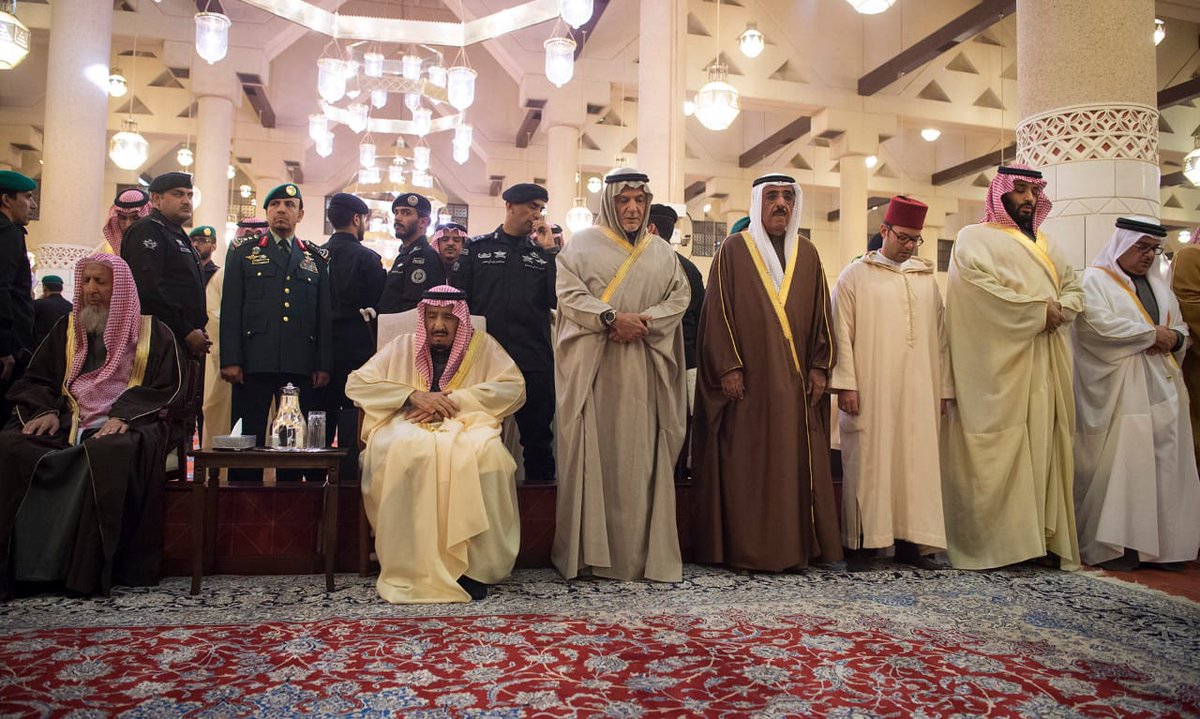 الملك سلمان يؤدي صلاة الميت على الأمير طلال بن عبدالعزيز آل سعود