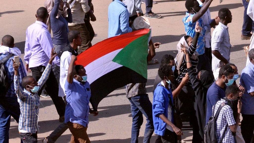 السودان .. قوات الأمن تطلق الغاز المسيل للدموع على المتظاهرين قرب الخرطوم