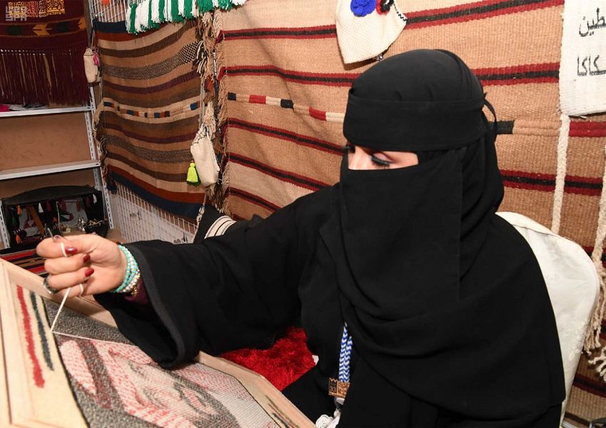 حياكة السدو.. فن برعت فيه نساء الجوف