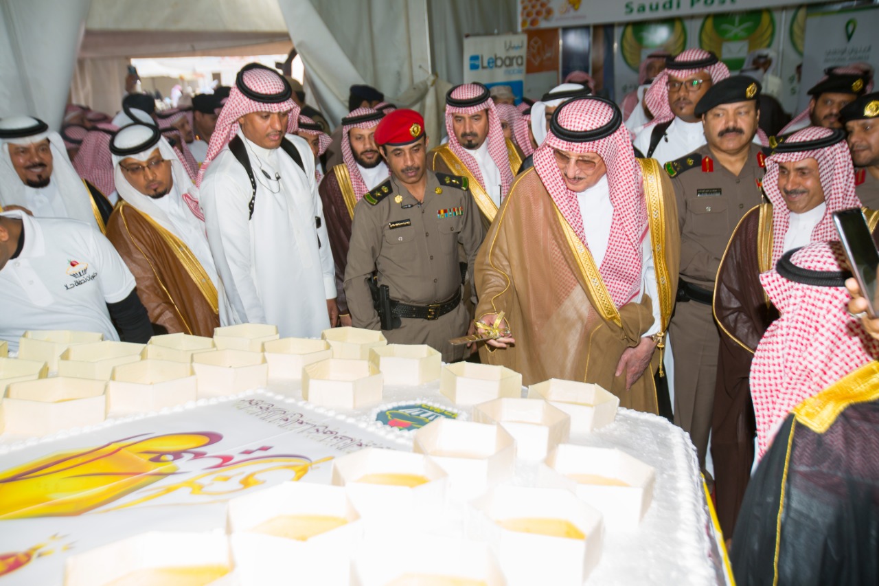 صور.. أمير جازان يدشن مجسم أكبر قرص عسل في العالم بجازان