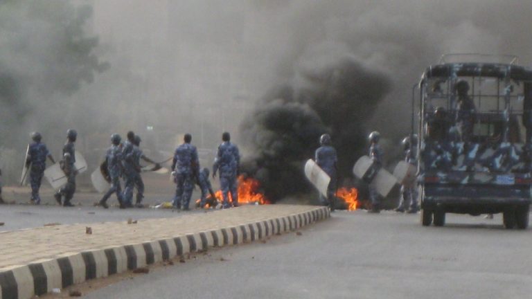 احتجاجات وفرض حالة الطوارئ في عطبرة السودانية.. ماذا يحدث؟