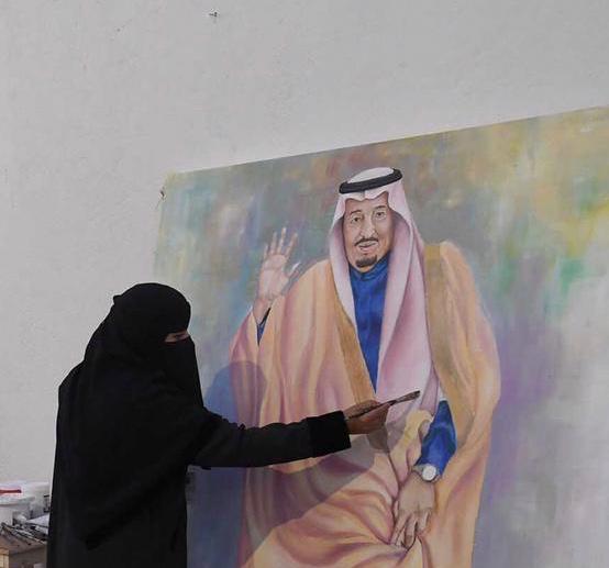 شاهد بالصور.. الفن التشكيلي يشد أنظار زوار قرية تبوك في الجنادرية