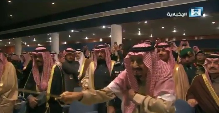 فيديو.. الملك سلمان يشارك بأداء العرضة في مهرجان #الجنادرية33
