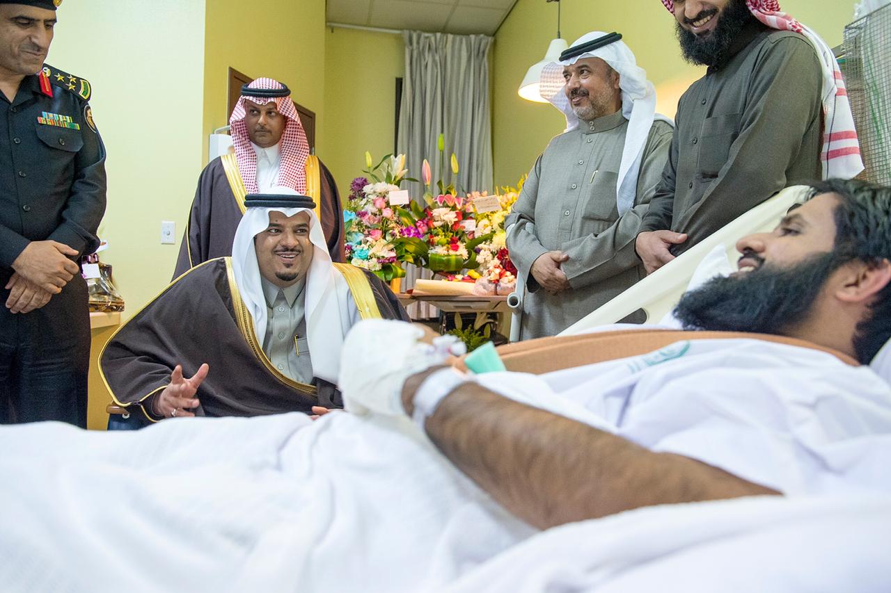 نائب أمير الرياض يطمئن على صحة الرائد الوادعي