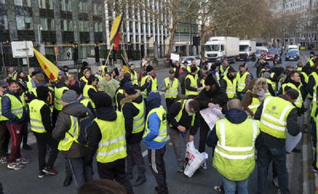 صور.. احتجاجات فرنسا توقف الملاحة بمطار نانت واعتقال 107 متظاهرين