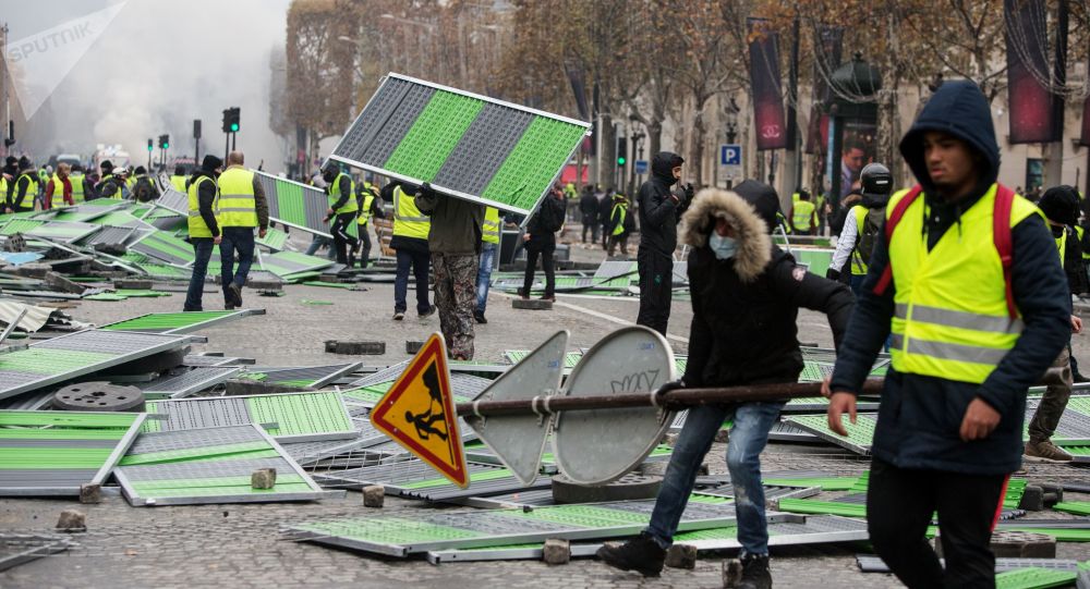 الشرطة الفرنسية تخلي محيط قوس النصر في باريس باستخدام الغاز