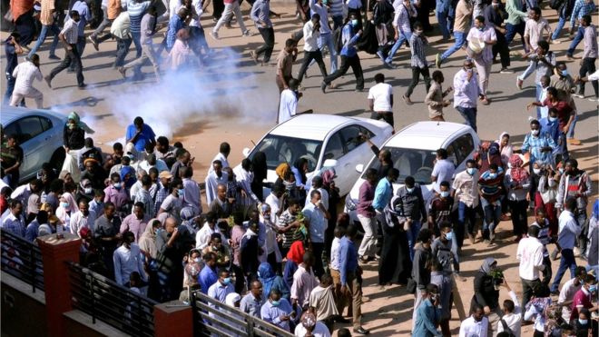 قوات الأمن تطلق الغاز المسيل للدموع على المحتجين في الخرطوم