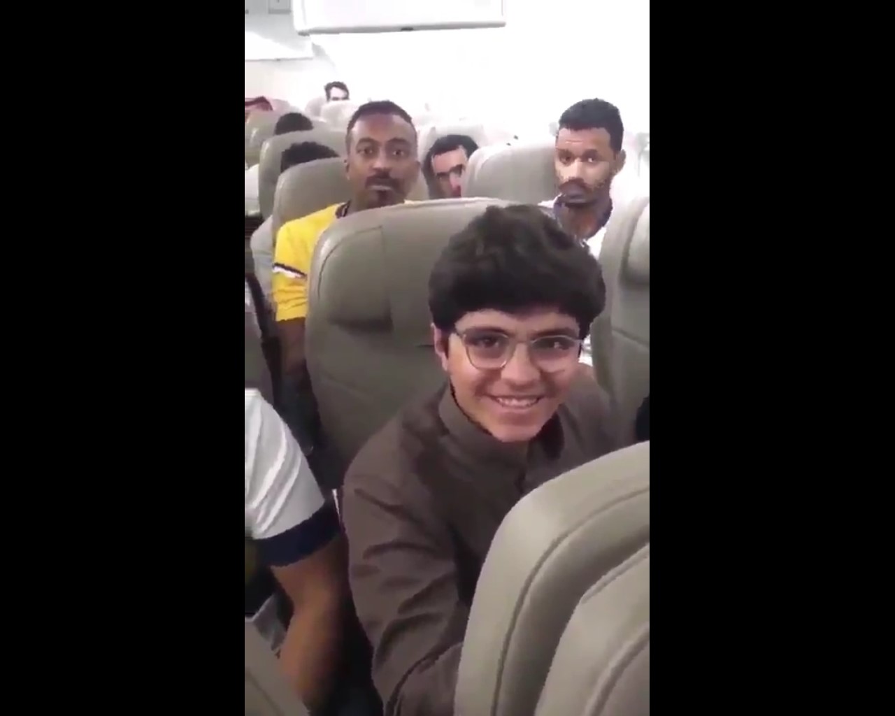 فيديو.. قائد طائرة السعودية يهنئ الطالب الحجيلان ورد فعل حماسي من الركاب