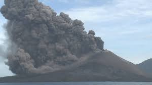 فيديو.. تسبب بمقتل 373 في تسونامي إندونيسيا .. بركان كراكاتاو  ينفث حممه