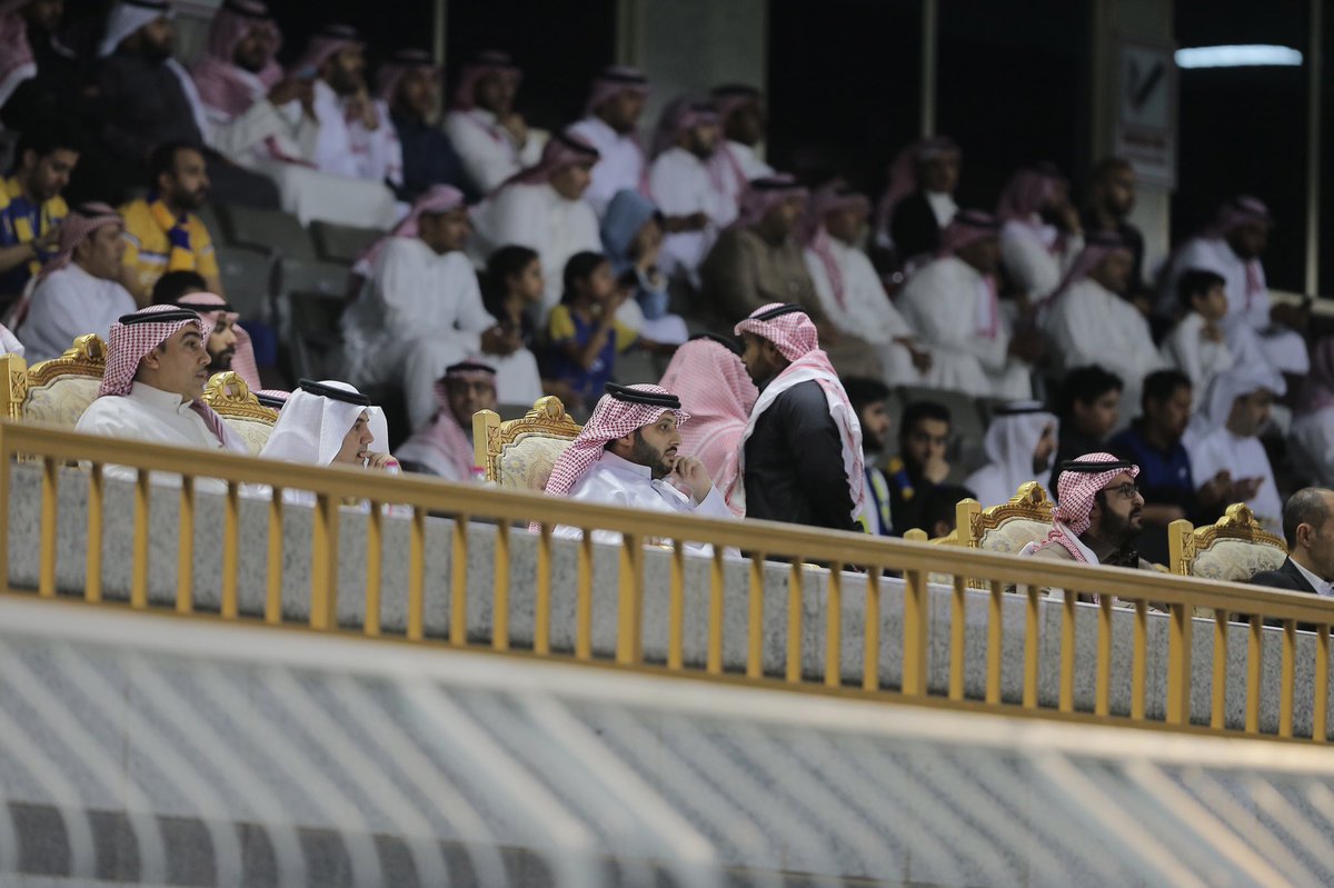 آل الشيخ يُشاهد مباراة النصر والوحدة من المدرجات