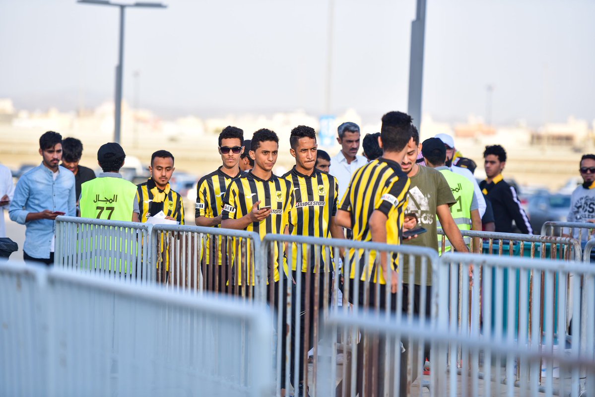 صور.. جماهير النصر والاتحاد تتوافد على ملعب الجوهرة