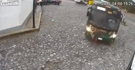 فيديو مروع.. امرأة تنجو من الموت بعد أن دهستها حافلة