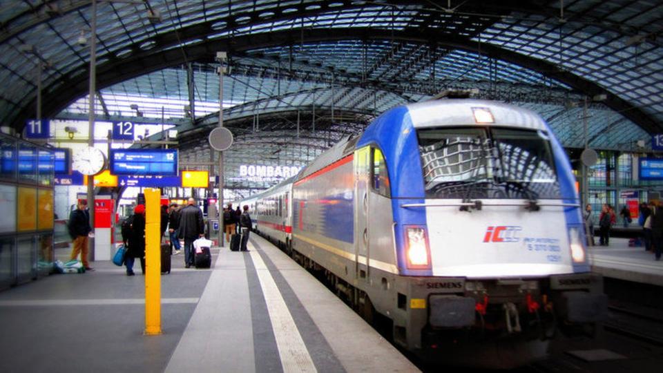 بعد احتجاجات فرنسا.. الإضراب يشل السكك الحديدية بألمانيا