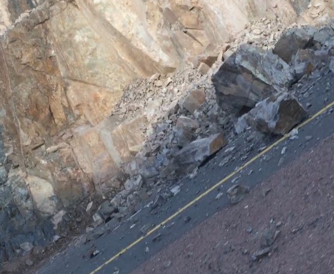 أمن الطرق: صخور متساقطة تتربص بسالكي طريق المدينة – تبوك