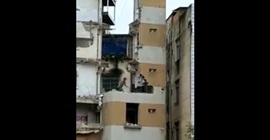 فيديو.. ردة فعل عامل تنقذه من انهيار 3 طوابق فوقه