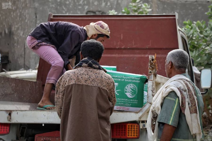 مركز الملك سلمان للإغاثة يوزع 8850 سلة غذائية في محافظات اليمن