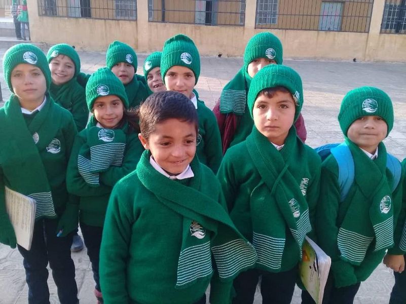 مركز الملك سلمان للإغاثة يوزع ملابس على طلاب سوريا في جبل سمعان
