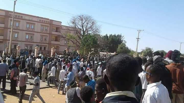صور.. متظاهرون يضرمون النار بمبنى جهاز الأمن في الترتر جنوب السودان