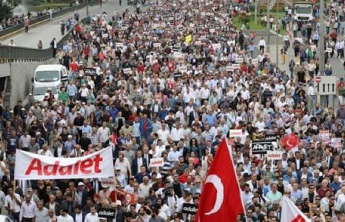 الآلاف يتظاهرون ضد الغلاء في تركيا ويهتفون ضد أردوغان