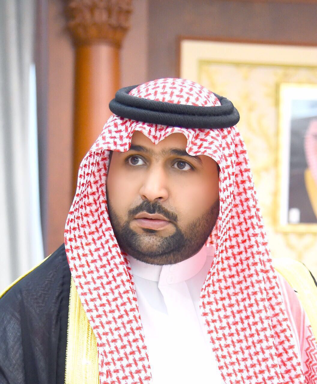 محمد بن عبدالعزيز ينقل تعازي القيادة لوالد وذوي الشهيد اللغبي