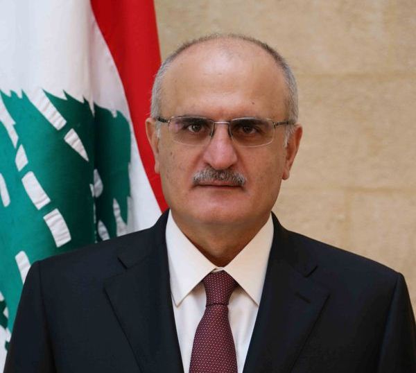 وزير المال في لبنان يحذر من أزمة مالية