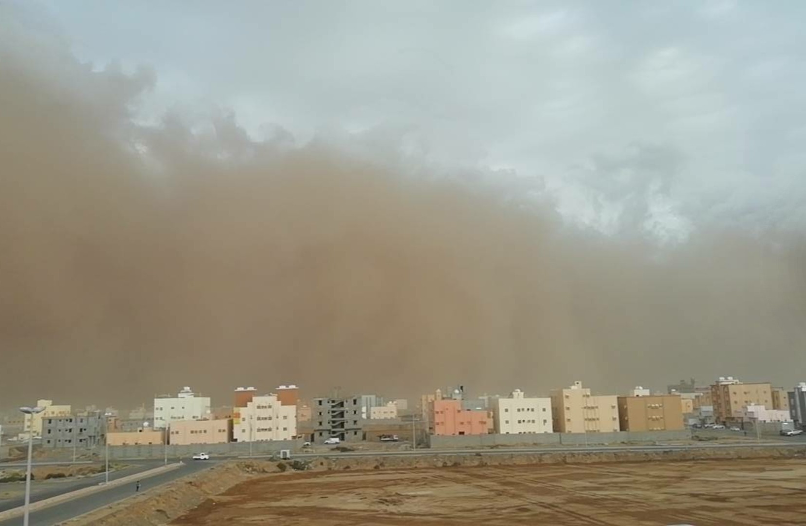 بالصور.. عاصفة غبارية تضرب جازان ومحافظاتها