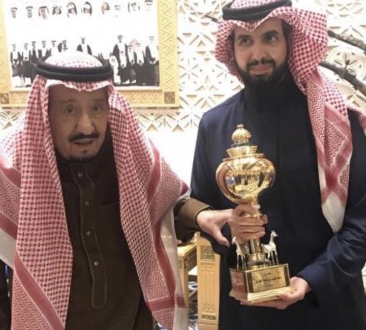 صورة تجمع الملك سلمان مع ابنه سعود بعد فوز الفرس مجتاحة بكأس الملك فهد