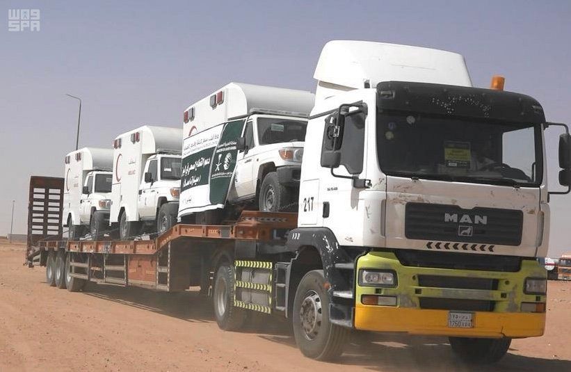 مركز الملك سلمان للإغاثة يسلم اليمن عربات إسعاف بتجهيزات فنية متكاملة