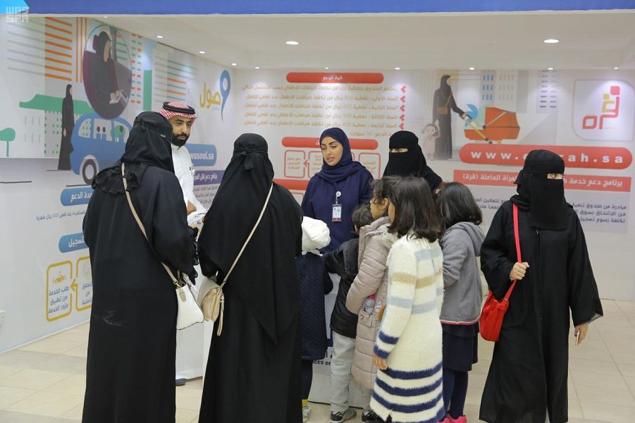 جناح هدف بالجنادرية يطلع الزائرات على آليات التسجيل في برنامج دعم نقل المرأة العاملة
