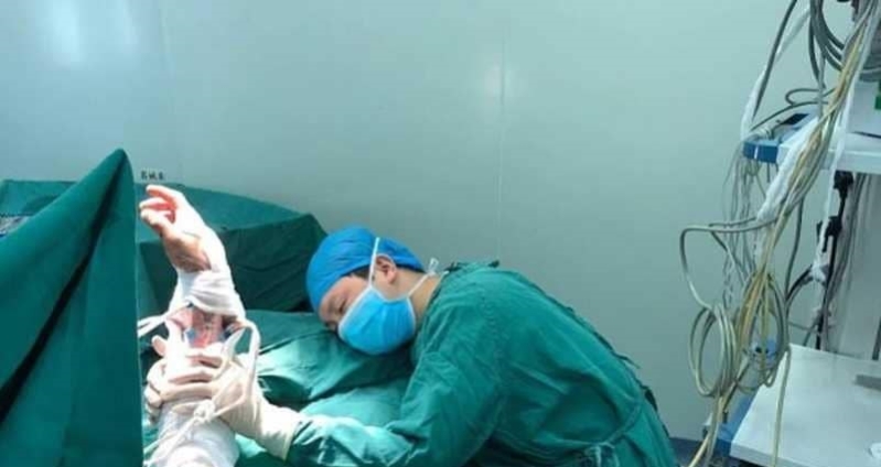 بالصورة .. النوم يداهم طبيبًا في غرفة العمليات النيلين بالصورة .. النوم يداهم طبيبًا في غرفة العمليات النيلين