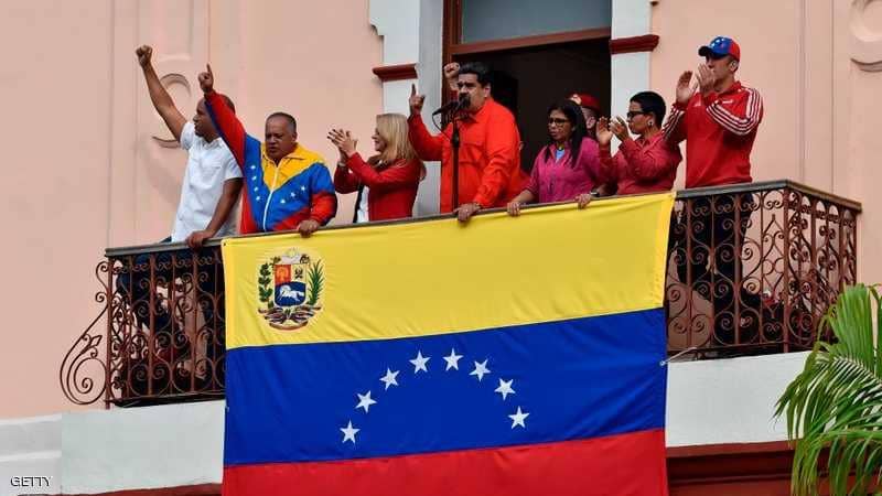 مادورو يتمسك بالسلطة ويدعو الجيش للحفاظ على الوحدة والانضباط