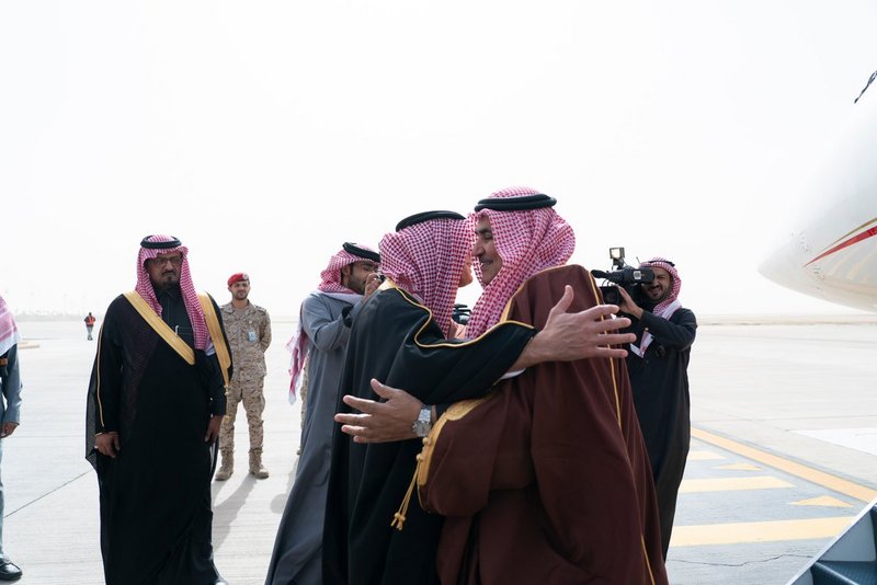 وزير خارجية البحرين يصل الرياض والجبير يستقبله
