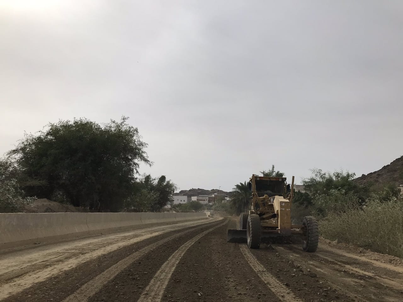 بلدية المجاردة تبدأ أعمال طريق الملاحة وتوجيه بالإنجاز العاجل