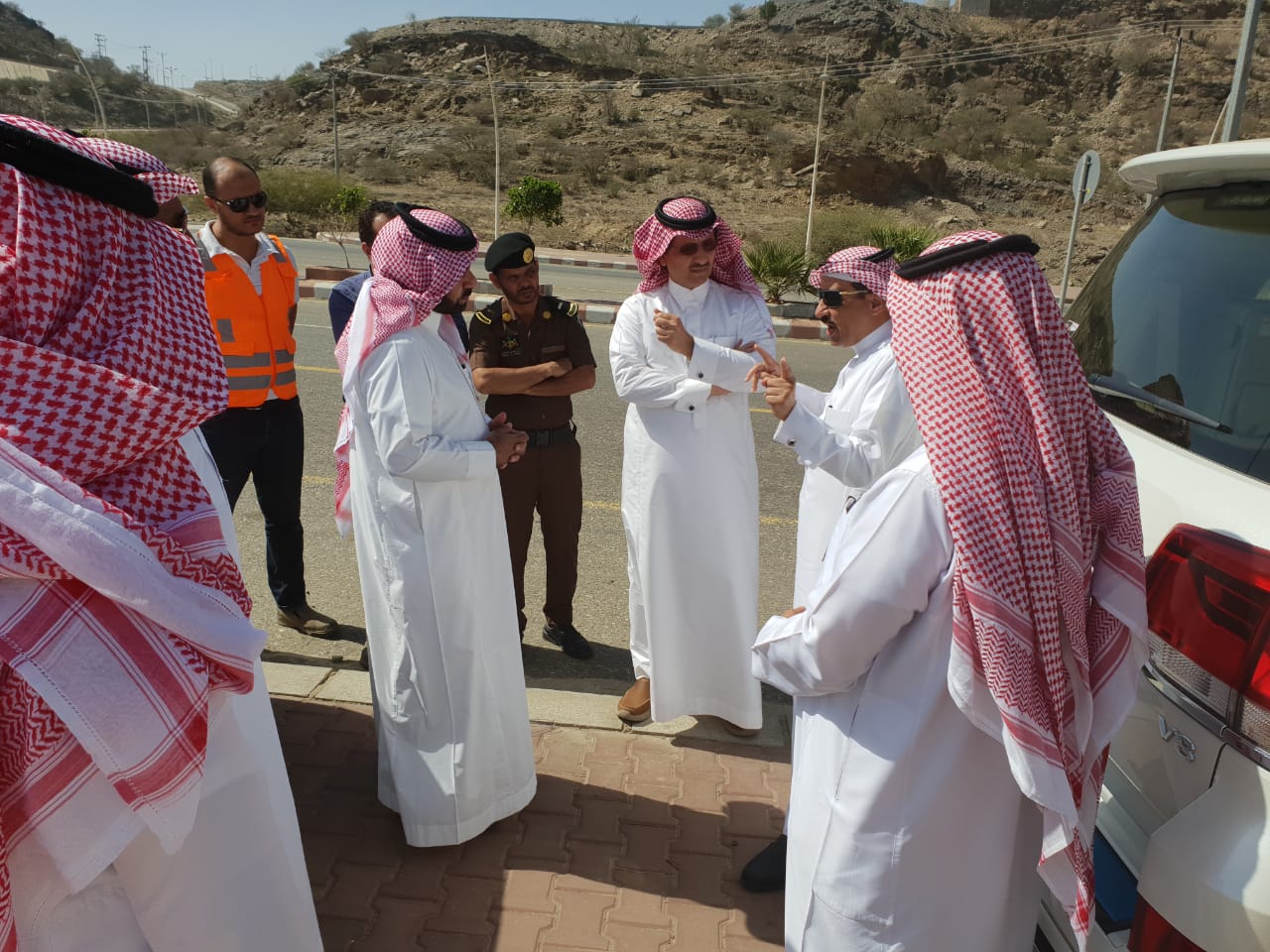 ابن لبدة يبحث مشاريع محايل مع مدير طرق عسير