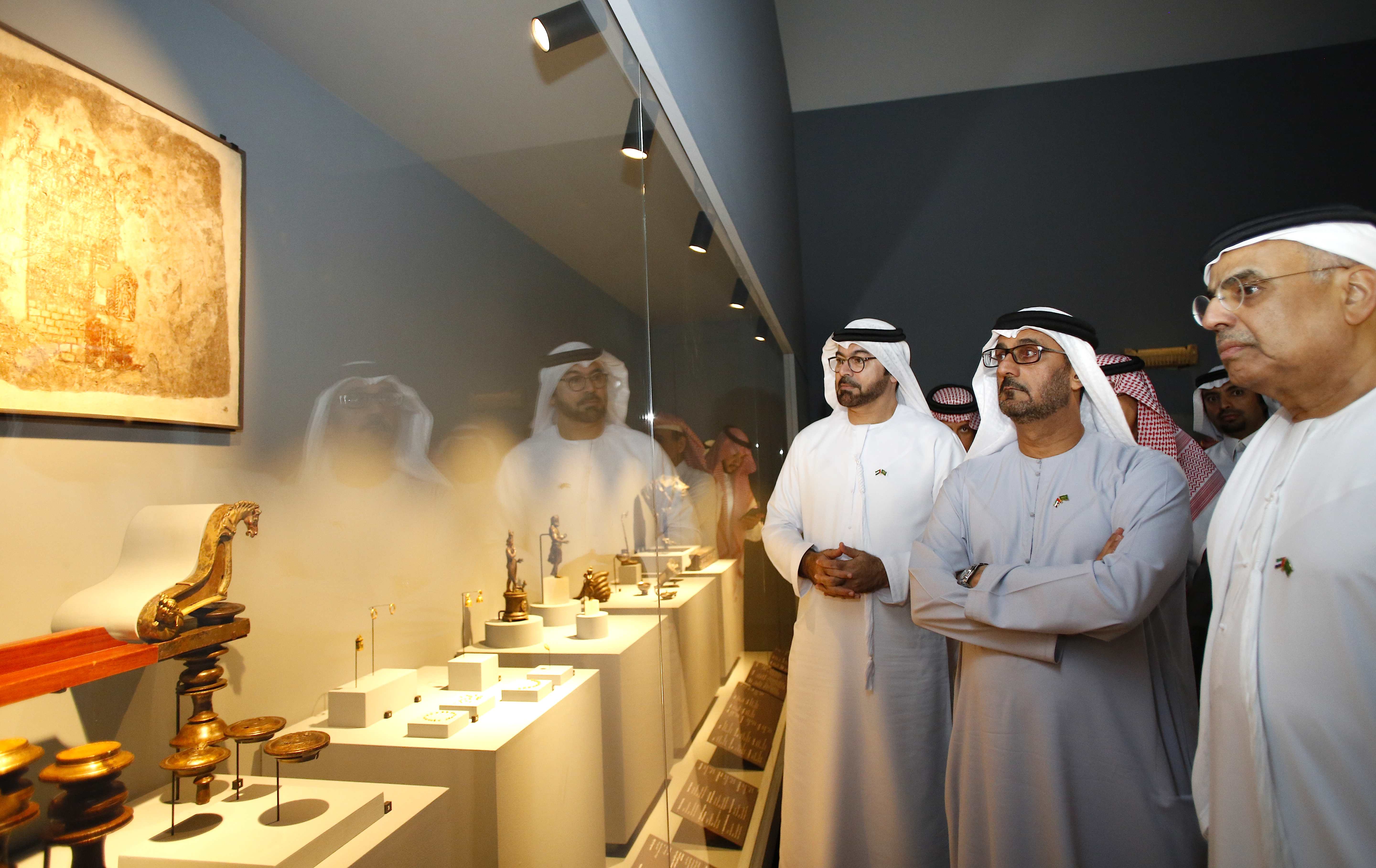 أعضاء اللجنة التنفيذية لـ خلوة العزم يزورون روائع آثار المملكة في متحف اللوفر أبو ظبي
