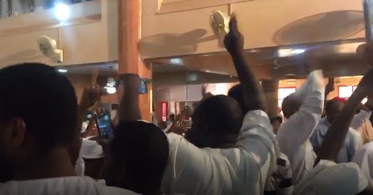 فيديو.. مظاهرات هادرة في مسجد سوداني للمطالبة برحيل البشير