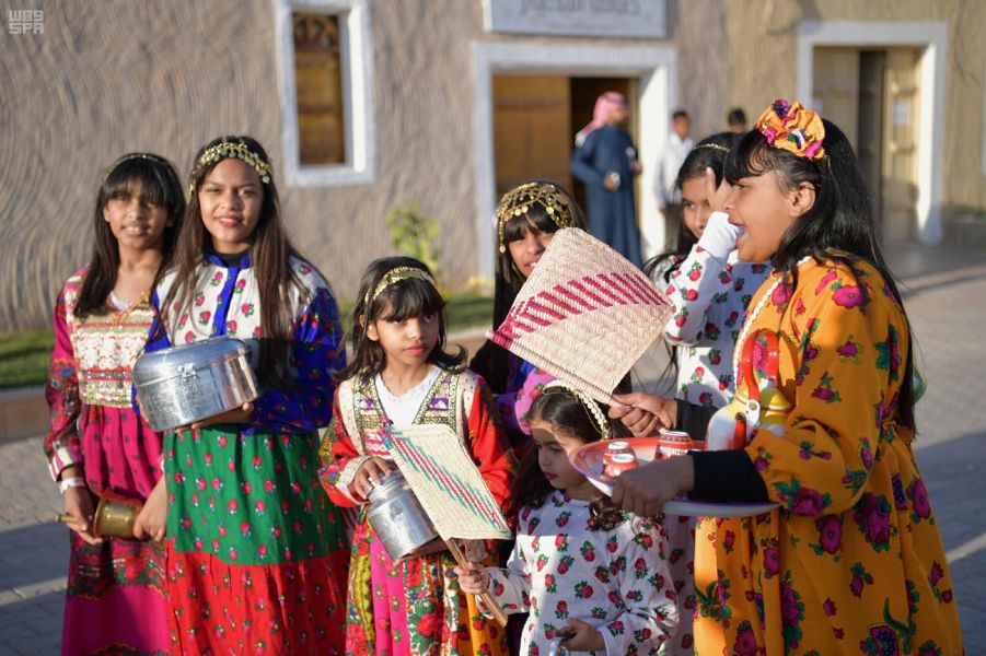 صور.. الطفولة تجسد الماضي بأزياء الأجداد في الجنادرية 33