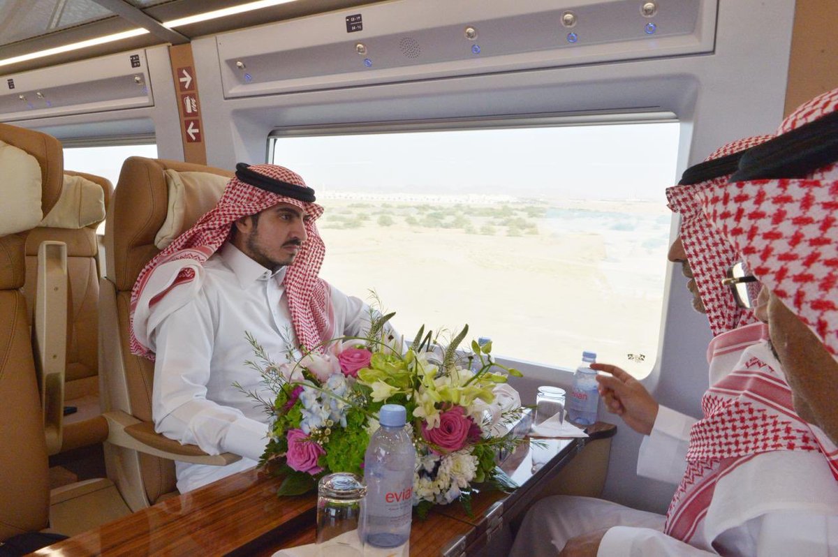 صور.. بدر بن سلطان يستقل قطار الحرمين إلى مكة