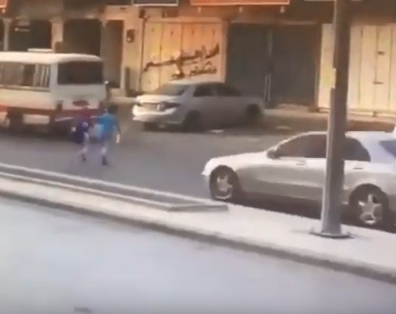 فيديو.. سیارة تدھس طفلًا أمام والدته بحي الندوة بالریاض