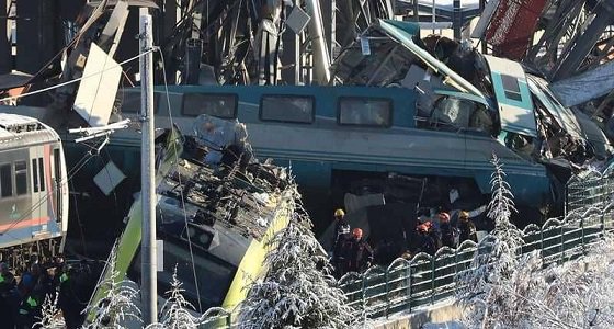 تحطم قطار في تركيا وأنباء عن وقوع إصابات