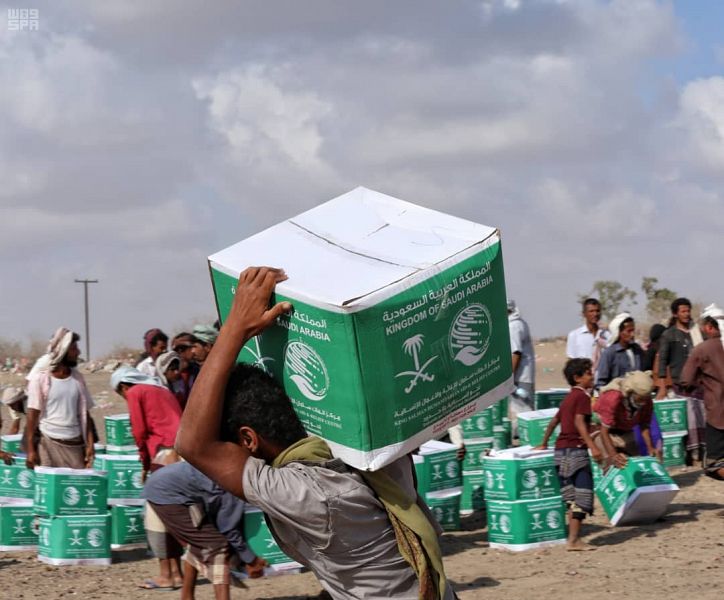 مركز الملك سلمان للإغاثة يوزع 1,250 سلة غذائية في لحج اليمنية